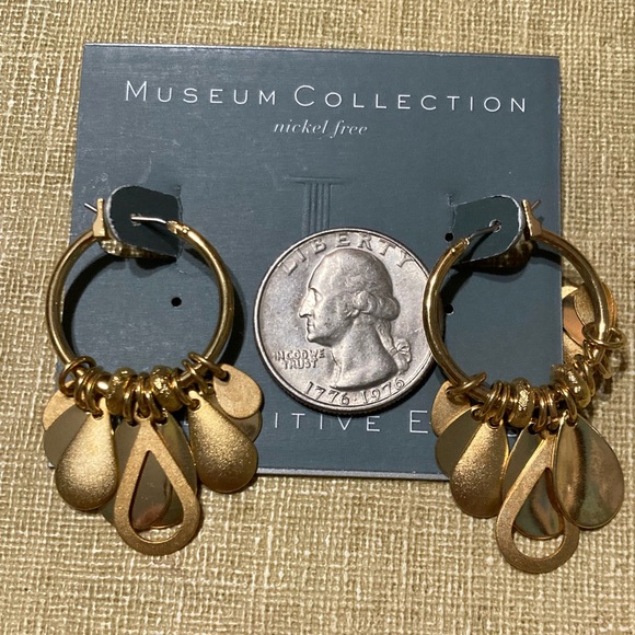 Museum Collection Sensitive Ears Hypo-allergenic Gold-tone hoop w/dangles 2" NEW - Picture 3 of 5